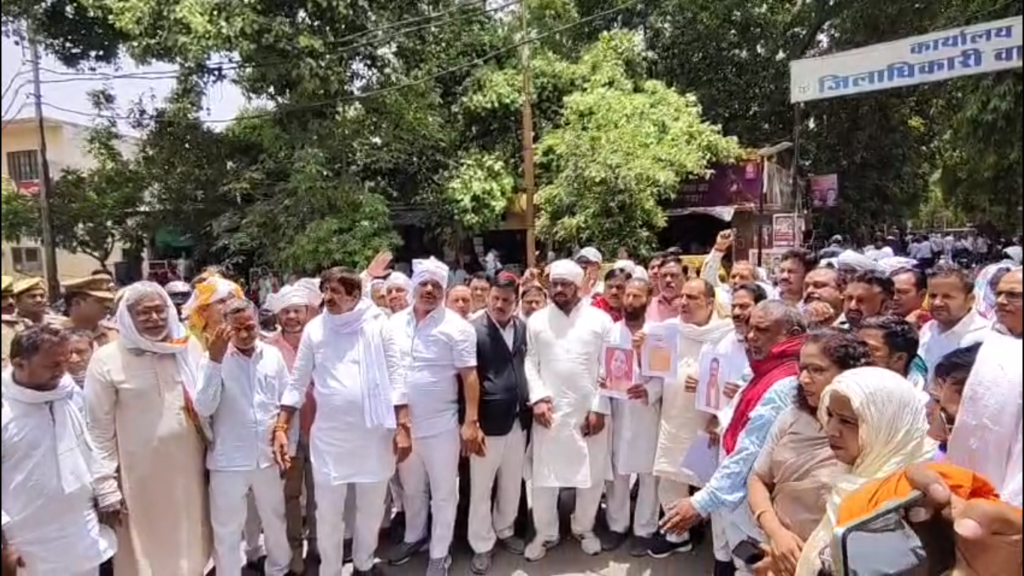 वाराणसी में कांग्रेस का जोरदार प्रदर्शन, भाजपा के खिलाफ नारेबाजी, प्रतीकात्मक चित्र दहन से जताया विरोध