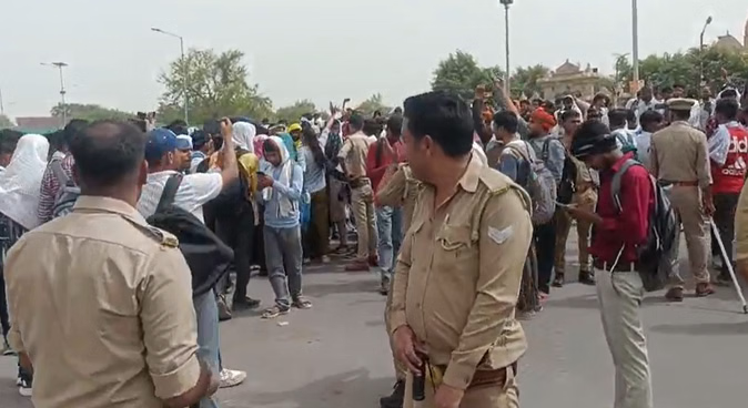 कानपुर में SSC GD परीक्षा के दौरान हंगामा: पेपर लीक और अनियमितताओं के आरोपों से मचा बवाल, हाईवे जाम