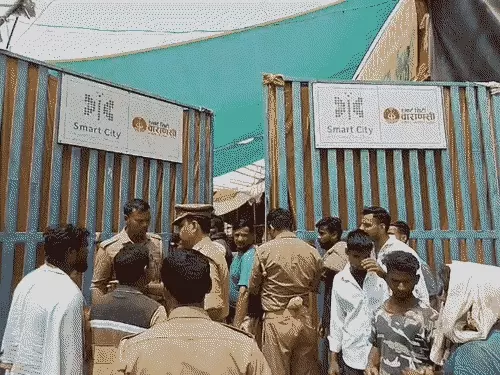 वाराणसी: ईद से पहले बेनियाबाग बकरा मंडी पर प्रशासन का ताला, व्यापारियों में आक्रोश
