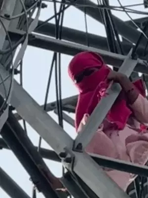 इश्क का बुखार ऐसा कि टॉवर पर चढ़ गई युवती, बोली - शादी कराओ वरना नहीं उतरूंगी
