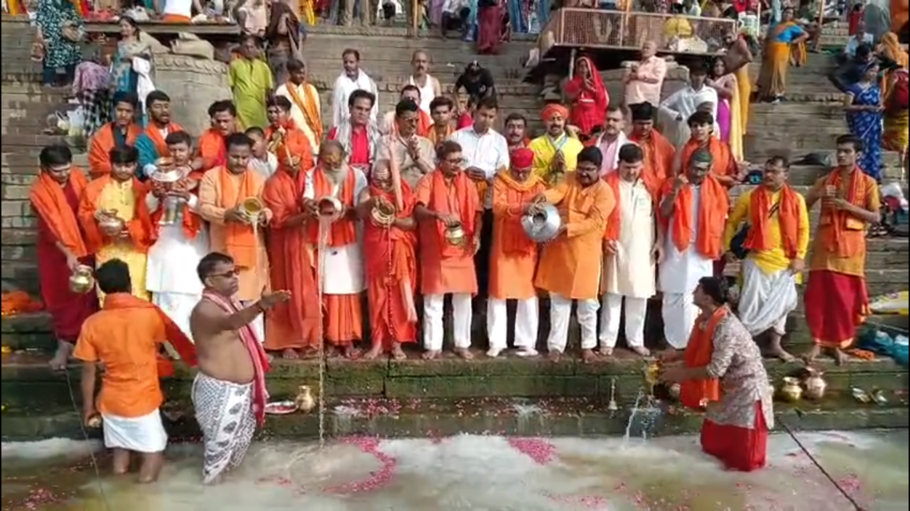 गंगा दशहरा पर काशी में श्रद्धा का संगम, वैदिक मंत्रोच्चार के बीच हुआ मां गंगा का दुग्धाभिषेक