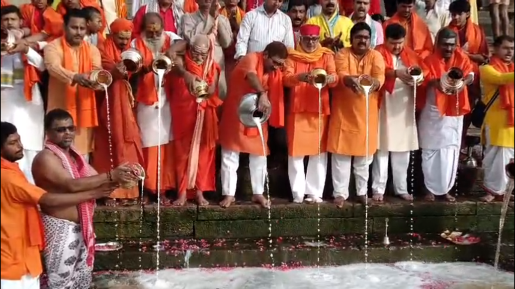 गंगा दशहरा पर काशी में श्रद्धा का संगम, वैदिक मंत्रोच्चार के बीच हुआ मां गंगा का दुग्धाभिषेक