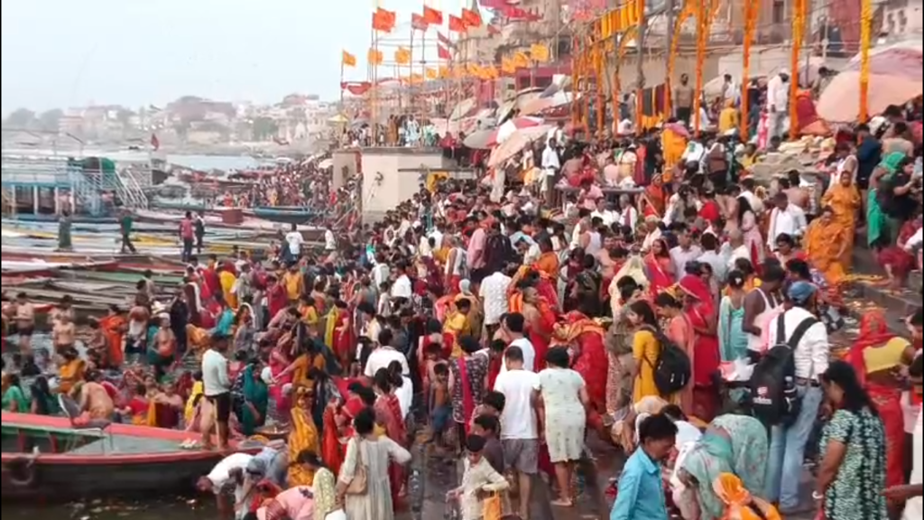 गंगा दशहरा पर काशी में उमड़ा श्रद्धा का सागर