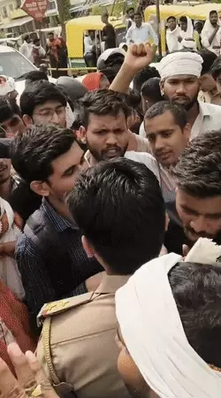 प्रयागराज में SSC-GD परीक्षा केंद्र पर सर्वर फेल, छात्रों का हंगामा-तोड़फोड़ और चक्का जाम, परीक्षा रद्द