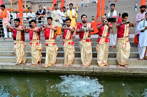 गंगा दशहरा पर काशी में दिखा दिव्य नजारा: 11 हजार दीपों से जगमगाए घाट, ‘हर-हर गंगे’ के जयघोष से गूंजी बनारस की शाम