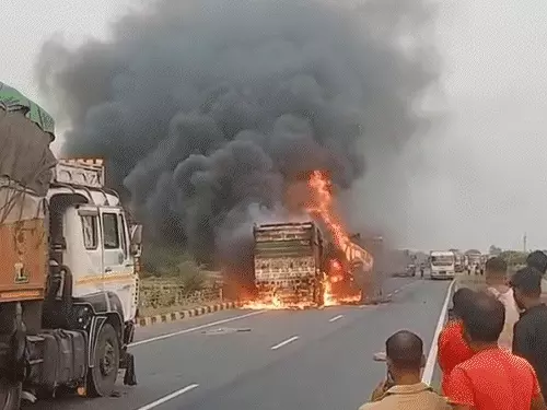गोरखपुर में ट्रक-डंपर की भीषण भिड़ंत के बाद लगी आग, चालक और क्लीनर जिंदा जले