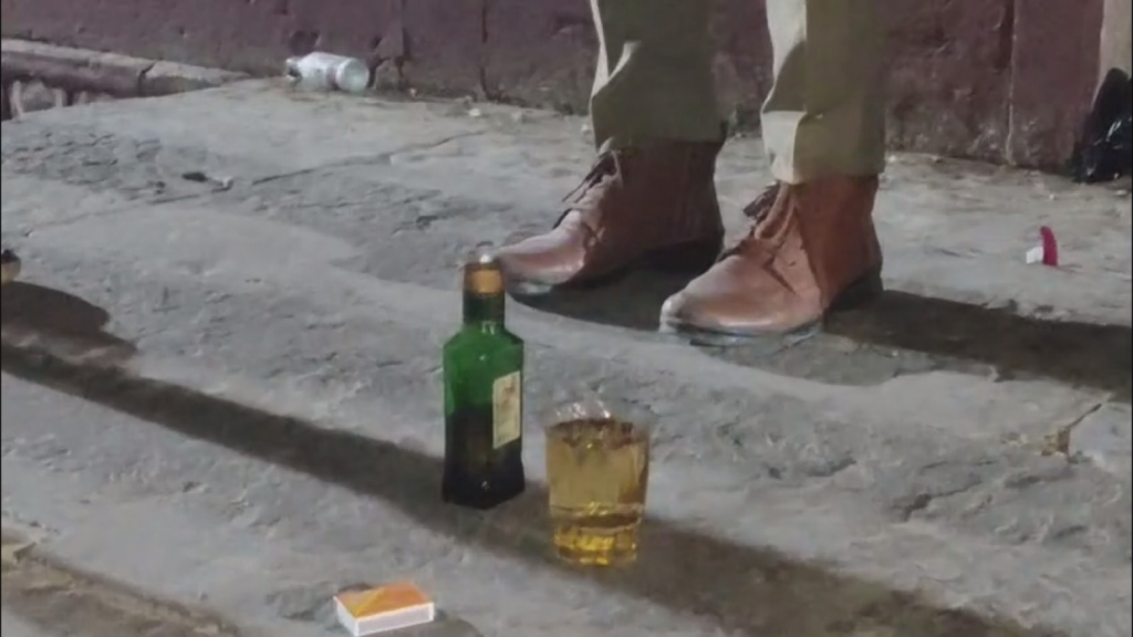चेतसिंह घाट पर शराब पीते दो युवक गिरफ्तार, पुलिस ने बढ़ाई सख्ती