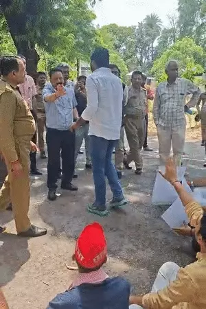 लखनऊ विश्वविद्यालय में फीस वृद्धि के खिलाफ छात्रों का प्रदर्शन, प्रशासन को 6 दिन का अल्टीमेटम