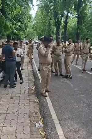 लखनऊ विश्वविद्यालय में फीस वृद्धि के खिलाफ छात्रों का प्रदर्शन, प्रशासन को 6 दिन का अल्टीमेटम
