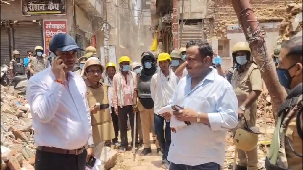 दालमंडी चौड़ीकरण परियोजना में फिर तेज हुआ ध्वस्तीकरण अभियान, सुरक्षा के बीच कई भवनों पर चला बुलडोजर