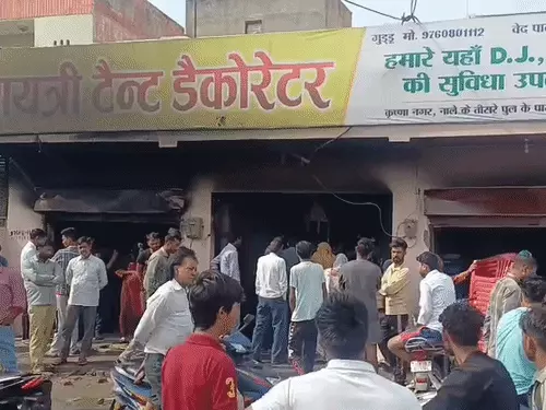 मेरठ के रोशनपुर डोरली में दर्दनाक हादसा: मकान में आग से पिता-बेटी की मौत, 10 लोग झुलसे