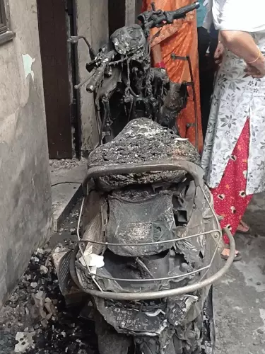 मेरठ के रोशनपुर डोरली में दर्दनाक हादसा: मकान में आग से पिता-बेटी की मौत, 10 लोग झुलसे
