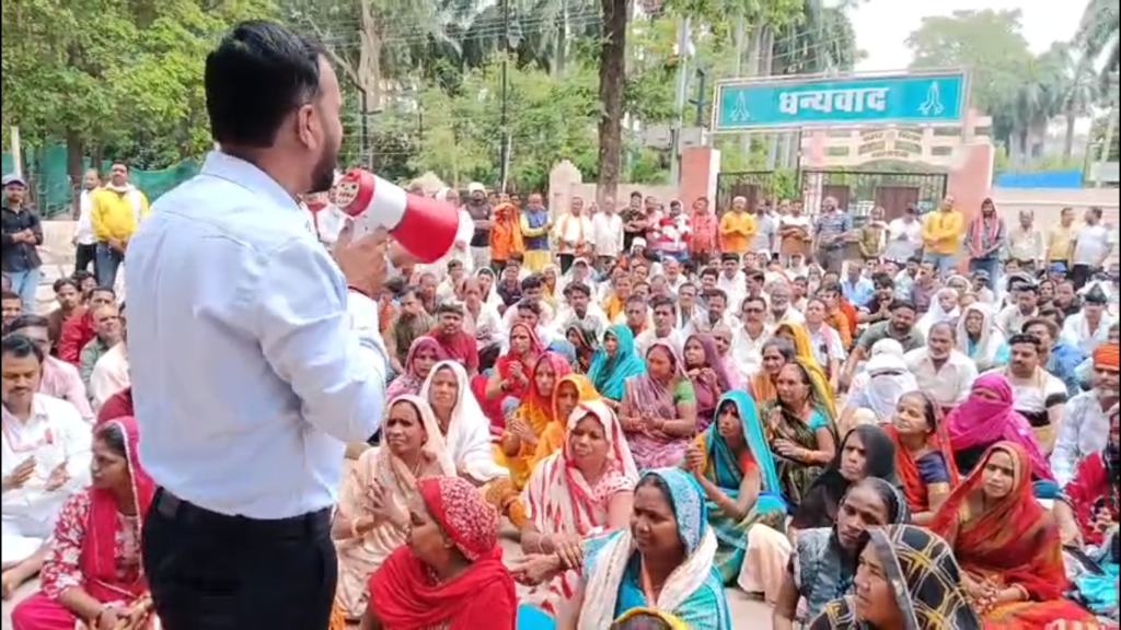 वाराणसी में पटरी व्यवसायियों पर संकट: 63 वेंडिंग जोन हटाने से भड़का विवाद, पुलिस कार्रवाई पर उठे गंभीर सवाल
