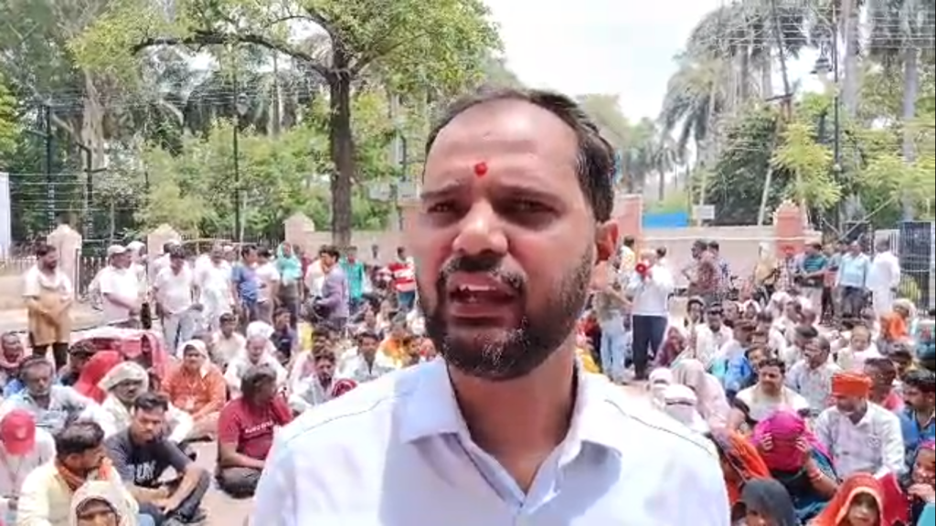 वाराणसी में पटरी व्यवसायियों पर संकट: 63 वेंडिंग जोन हटाने से भड़का विवाद, पुलिस कार्रवाई पर उठे गंभीर सवाल