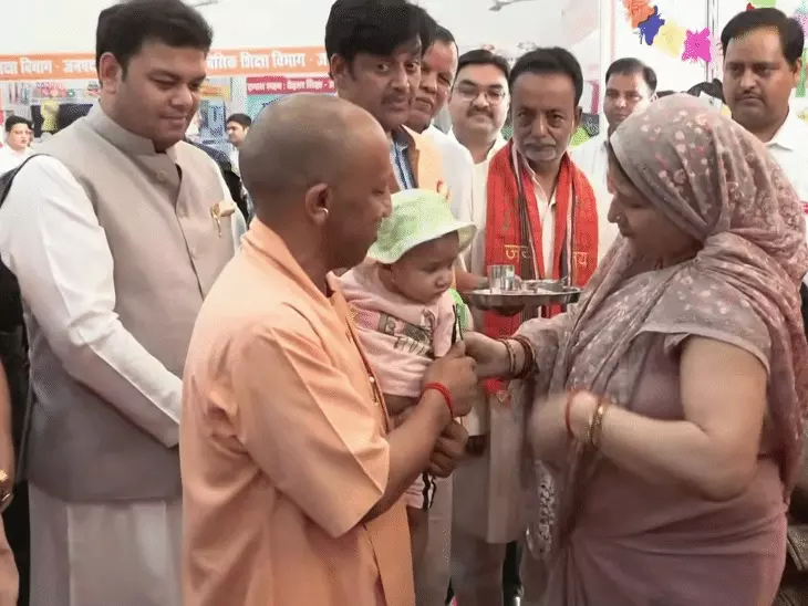 गोरखपुर में सीएम योगी का व्यंग्यपूर्ण संबोधन: शिक्षामित्रों को सम्मान, रवि किशन पर हल्की-फुल्की चुटकी और विकास पर जोर