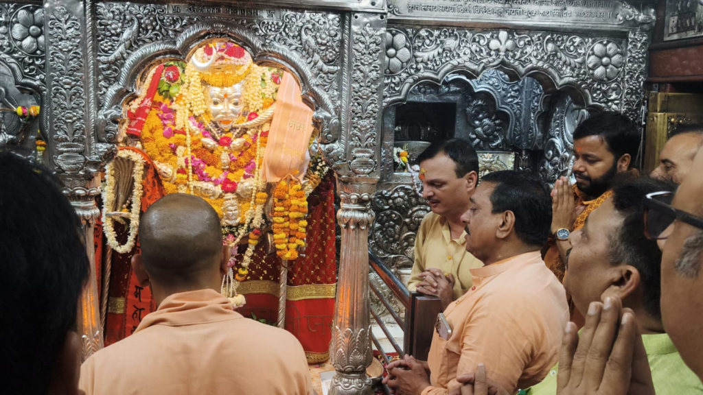 काशी पहुंचे सीएम योगी: विश्वनाथ-काल भैरव में किए दर्शन, VVIP मूवमेंट से शहर में सख्त सुरक्षा और ट्रैफिक डायवर्जन