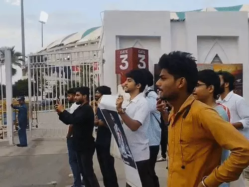 इकाना स्टेडियम में कोहली का पावर शो: नेट्स में जमकर लगाए छक्के, लखनऊ में फैंस की भारी भीड़