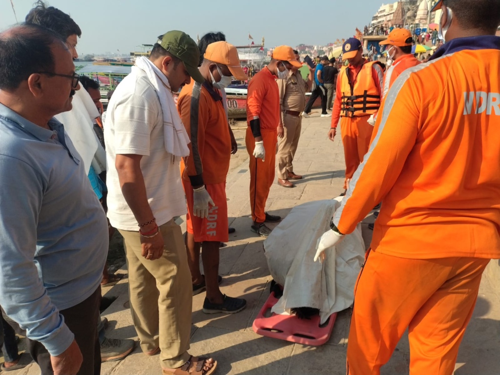 वाराणसी में बड़ा हादसा: सेल्फी लेते समय गंगा में गिरे भाजपा नेता, 7 घंटे बाद मिला शव