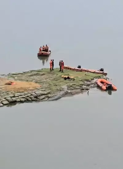 यमुना में नाव हादसा: हमीरपुर में महिला समेत 5 बच्चों की मौत, एक बालक की तलाश जारी