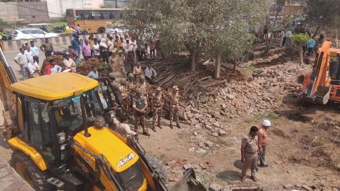 वाराणसी नगर निगम का अभियान तेज, कई इलाकों में सरकारी जमीन से हटाया गया अतिक्रमण