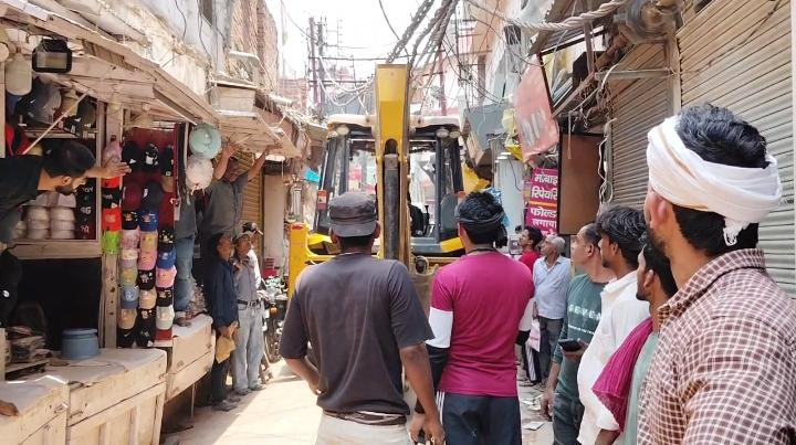 दालमंडी में फिर गरजा बुलडोजर: 45 मकानों पर होनी है कार्रवाई, 300 पुलिसकर्मियों की निगरानी में चला ध्वस्तीकरण अभियान