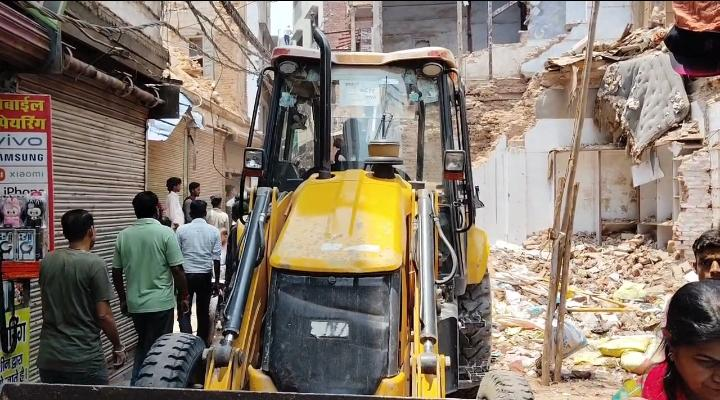 दालमंडी में फिर गरजा बुलडोजर: 45 मकानों पर होनी है कार्रवाई, 300 पुलिसकर्मियों की निगरानी में चला ध्वस्तीकरण अभियान