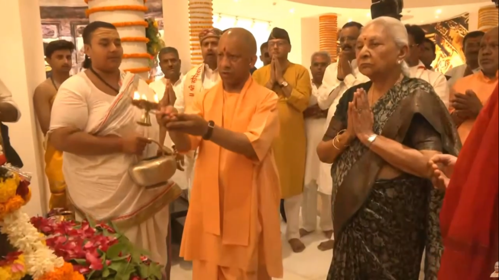 काशी में योगी का बड़ा बयान: सनातन को मिटाने वाले खुद मिट्टी में मिल गए