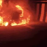 सारनाथ फ्लाईओवर पर दौड़ती कार बनी आग का गोला, चालक समेत दो लोग बाल-बाल बचे