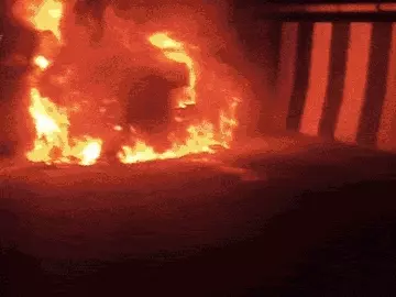 सारनाथ फ्लाईओवर पर दौड़ती कार बनी आग का गोला, चालक समेत दो लोग बाल-बाल बचे