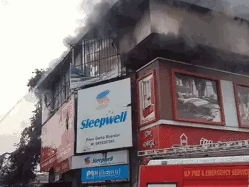 जौनपुर में कपड़े के शोरूम में भीषण आग, घंटों की मशक्कत के बाद आग पर पाया गया काबू