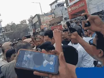 जौनपुर में कपड़े के शोरूम में भीषण आग, घंटों की मशक्कत के बाद आग पर पाया गया काबू