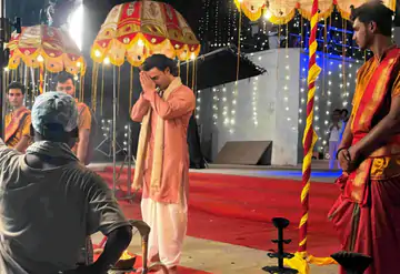 वाराणसी पहुंचे आयुष शर्मा, शूटिंग के बीच मां के साथ बिताए भावुक पल ने जीता फैंस का दिल