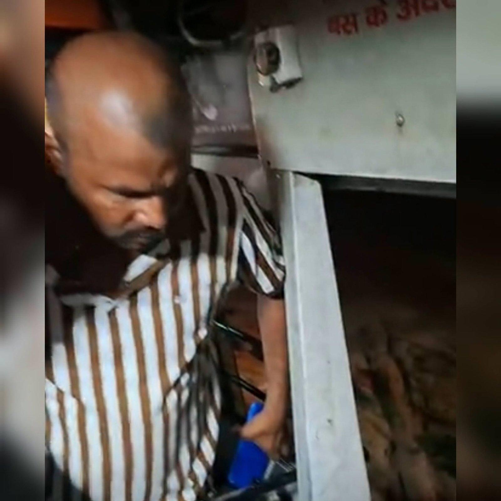 किराए के बचे पैसे मांगने पर बवाल: चलती बस से कंडक्टर ने बुजुर्ग को दिया धक्का, वाराणसी से जौनपुर रूट पर जा रही थी बस
