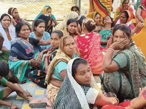 वाराणसी में करंट लगने से संविदा लाइनमैन की मौत, विभाग पर लापरवाही के आरोप, परिजनों ने उठाई नौकरी व मुआवजे की मांग