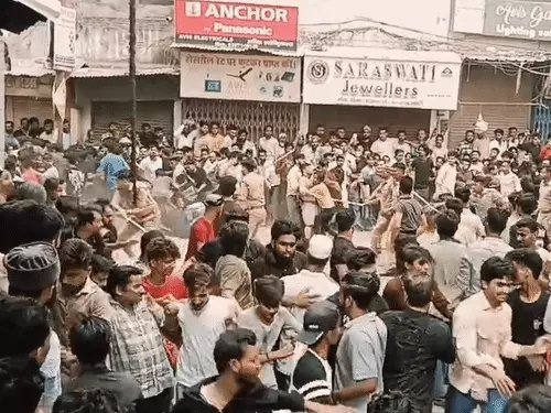 मोहर्रम जुलूस के दौरान वाराणसी में हंगामा, युवकों और पुलिस में झड़प; भीड़ को नियंत्रित करने के लिए पुलिस ने किया लाठीचार्ज, वीडियो वायरल