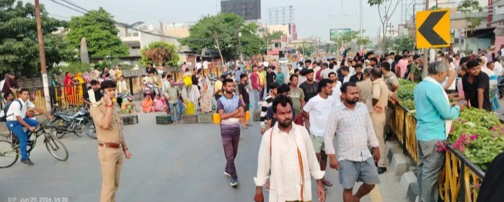 हाईवे पर मौत बनकर दौड़ा आम से लदा डीसीएम