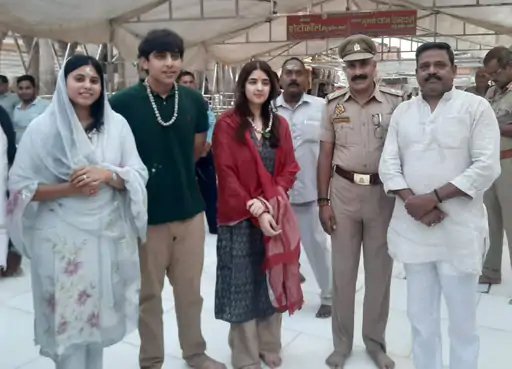 अखिलेश यादव के बेटे अर्जुन और बेटी टीना का वाराणसी दौरा, काशी विश्वनाथ और संकट मोचन में किए दर्शन, गंगा में किया नौका विहार