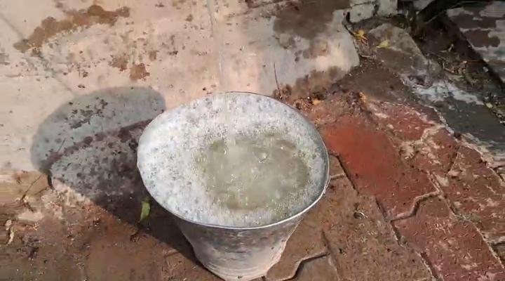 शिवपुर की यादव बस्ती में बदबूदार पानी से त्रस्त लोग