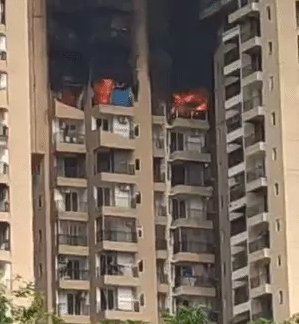नोएडा की हाईराइज सोसाइटी में 21वीं मंजिल पर लगी भीषण आग, एसी में धमाके के बाद मची अफरा-तफरी, आधे घंटे में पाया गया काबू