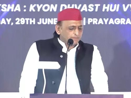 प्रयागराज में बोले अखिलेश यादव: भाजपा के एजेंडे में रोजगार नहीं, युवाओं की नाराजगी की अनदेखी कर रही सरकार