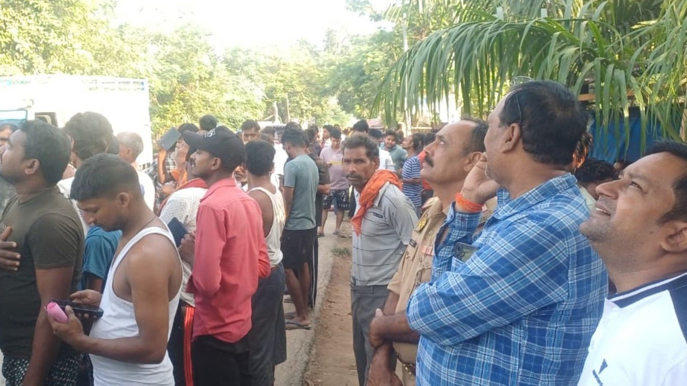 बलिया में टावर पर चढ़ा युवक, कार्रवाई न होने से नाराज; पुलिस से FIR दर्ज करने की मांग, घंटों चला हाई-वोल्टेज ड्रामा