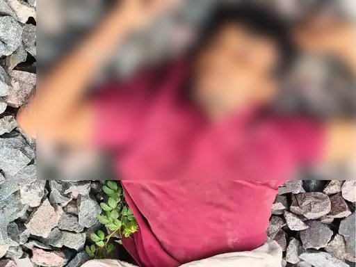 वाराणसी में रेलवे ट्रैक के बीच मिला अज्ञात युवक का शव, ट्रेन की चपेट में आने की आशंका
