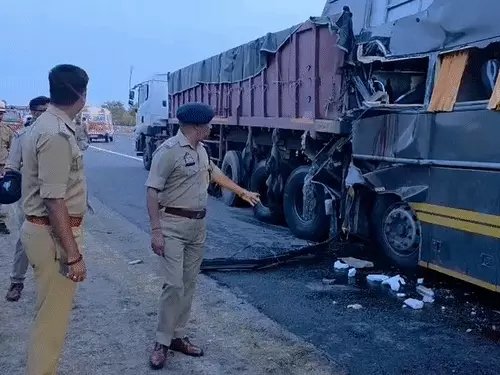 यमुना एक्सप्रेसवे पर भीषण सड़क हादसा: ट्रेलर से टकराई वॉल्वो बस, 4 की मौत, 27 घायल