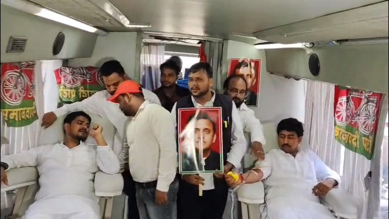 अखिलेश यादव के जन्मदिन की पूर्व संध्या पर वाराणसी में सपा कार्यकर्ताओं का रक्तदान शिविर, सैकड़ों यूनिट रक्त संग्रह
