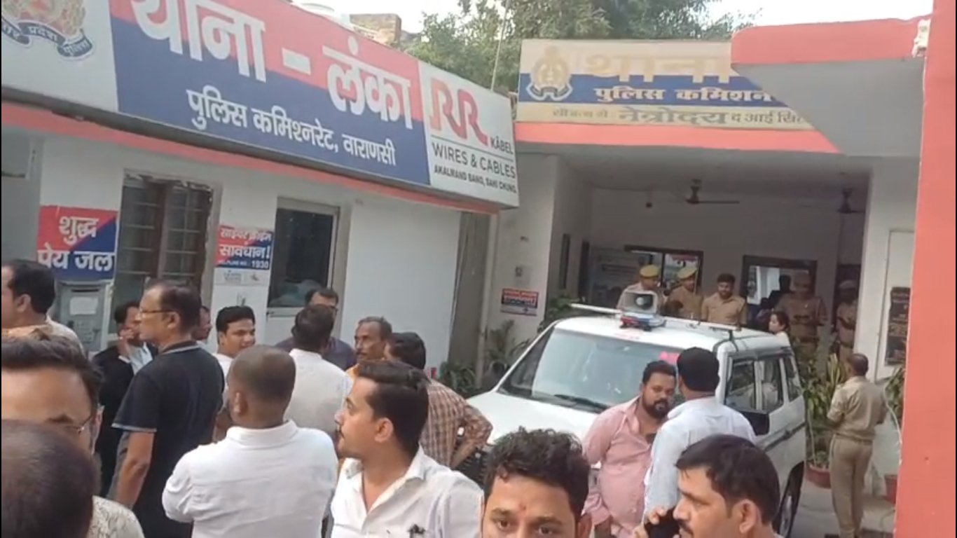 वाराणसी: जमीन विवाद में अधिवक्ता सुरेंद्र यादव पर जानलेवा हमला, लंका थाने पर वकीलों का घेराव