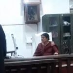वाराणसी कचहरी में अजीबो-गरीब घटना: जज की कुर्सी पर बैठी महिला, बोली-‘मैं ही आज जज हूं’