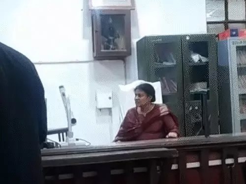 वाराणसी कचहरी में अजीबो-गरीब घटना: जज की कुर्सी पर बैठी महिला, बोली-‘मैं ही आज जज हूं’