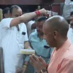 वाराणसी दौरे पर सीएम योगी: काशी विश्वनाथ और काल भैरव के दर्शन के बाद विकास परियोजनाओं की ली समीक्षा