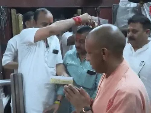 वाराणसी दौरे पर सीएम योगी: काशी विश्वनाथ और काल भैरव के दर्शन के बाद विकास परियोजनाओं की ली समीक्षा