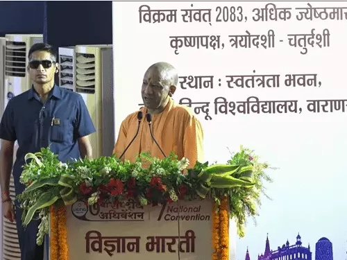 वाराणसी में सीएम योगी का बड़ा बयान: विदेशी श्रेष्ठता की धारणा पर साधा निशाना, गंगा के महत्व का भी किया उल्लेख